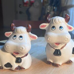 (VC) Vintage. Collectible. Kitchen. Cows. Salt & Pepper